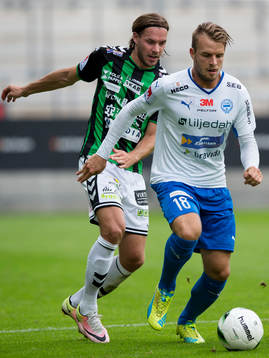GAIS Danny Ervik i rygg på Värnamos  Simon Nilsson