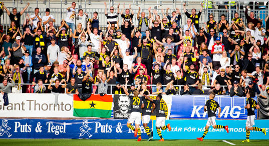 s Chinedu Ogbuke Obasi gör 0-1 och jublar framför klacken