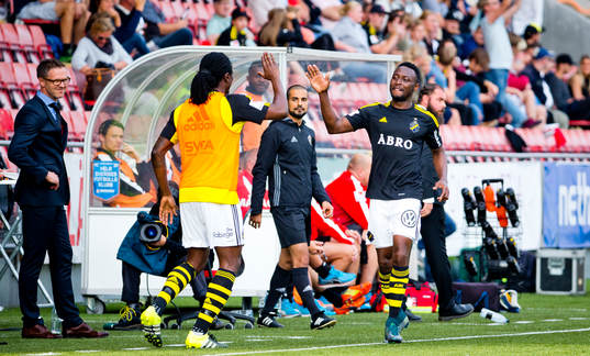 s Chinedu Ogbuke Obasi gör 0-1 och jublar framför klacken