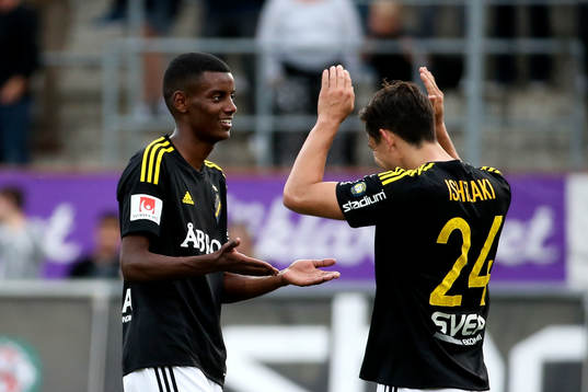 s Alexander Isak och Stefan Ishizaki jublar