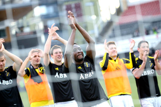 s spelare med Chinedu Ogbuke Obasi i spetsen tackar publiken
