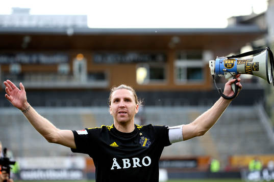 s Nils-Eric Johansson jublar framför klacken
