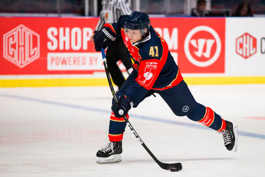 Djurgårdens Alexander Falk med ett skott