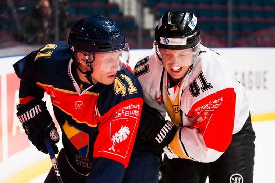 Djurgårdens Alexander Falk i en närkamp med Rouen Dragons