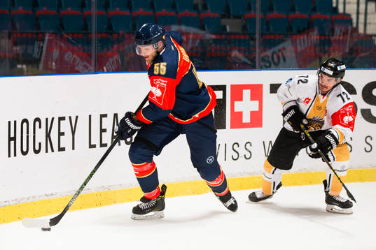 Djurgårdens Alexander Urbom och Rouen Dragons Chad Langlais