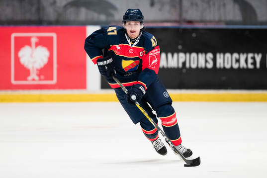Djurgårdens Linus Johansson med pucken