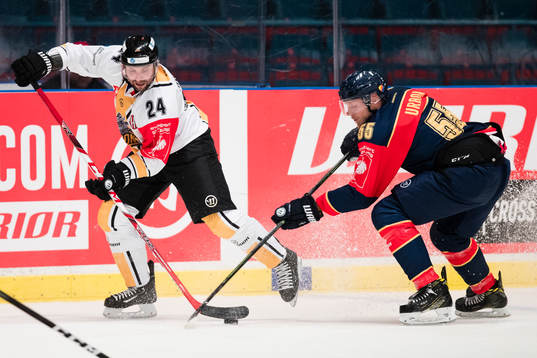 Rouen Dragons Marc Andre Thinel i kamp om pucken med