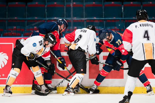 Rouen Dragons Damien Raux och Vincent Nesa i kamp om pucken