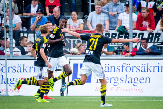 s Alexander Isak gör 0-2 och jublar med Ahmed Yasin och