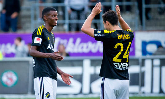 s Alexander Isak jublar med Stefan Ishizaki