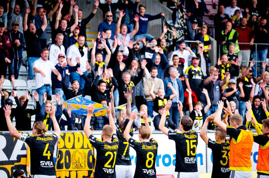 AIK spelarna jublar framför klacken