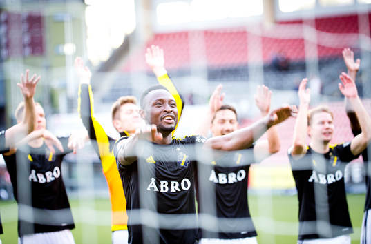 AIK Chinedu Ogbuke Obasi jublar framför klacken