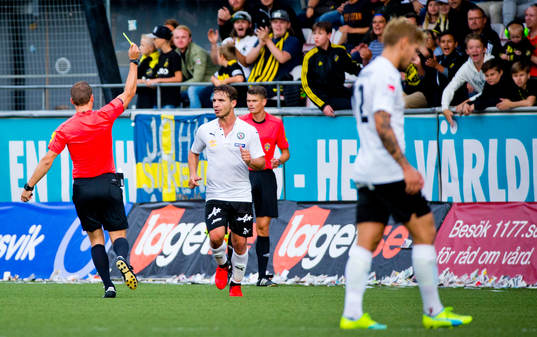 Örebros Nordin Gerzic går gult kort och Daniel