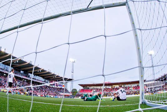 Örebros Martin Lorentzson, målvakt Oscar Jansson och