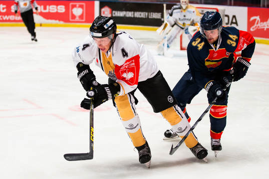 Rouen Dragons Patrick Koudys jagas av Djurgårdens Daniel