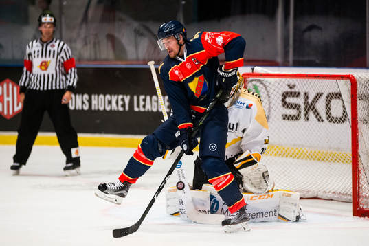 Djurgårdens Daniel Brodin framför Rouen Dragons målvakt