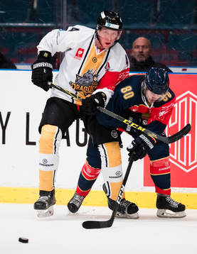 Rouen Dragons Patrick Koudys i kamp om pucken med