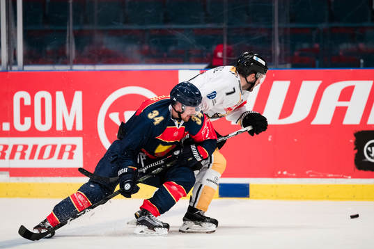 Djurgårdens Daniel Brodin och Rouen Dragons Yorick Treille