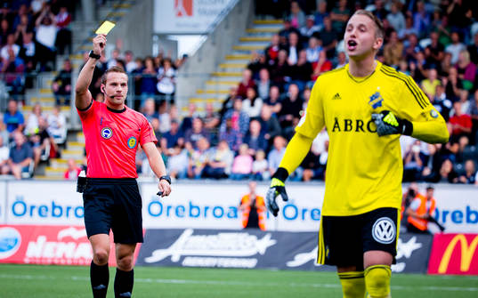 s målvakt Patrik Carlgren får gult kort