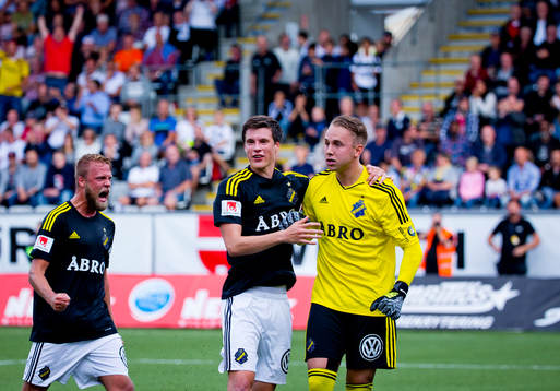 s Daniel Sundgren och Sauli Väisänen klappar om AIK:s