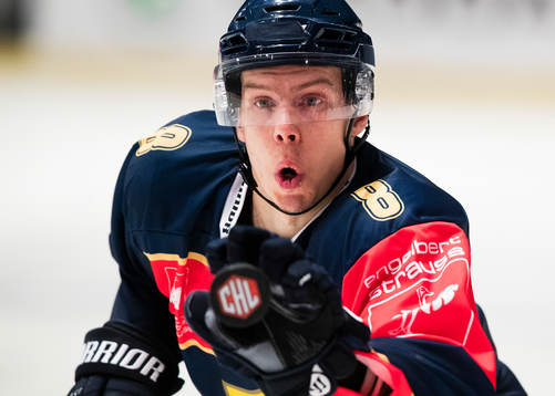 Djurgårdens Ville Varakas tar ner pucken