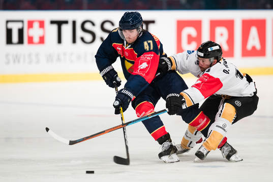 Djurgårdens Linus Johansson i kamp om pucken med Rouen
