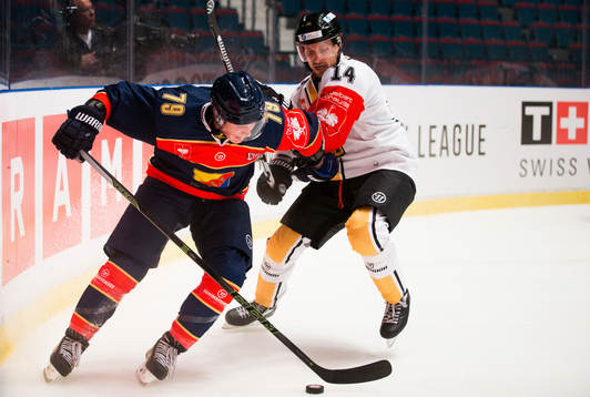 Djurgårdens Patrik Lundh i kamp om pucken med Rouen