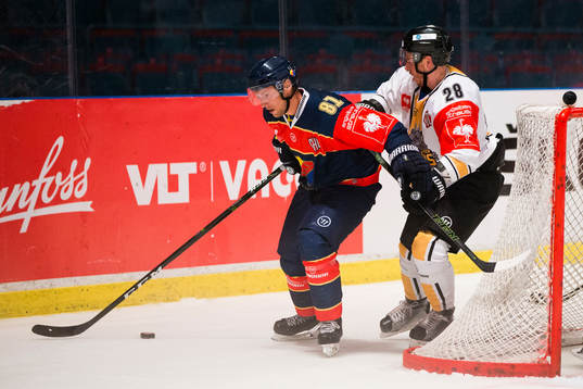 Djurgårdens Calle Ridderwall och Rouen Dragons Damien Raux