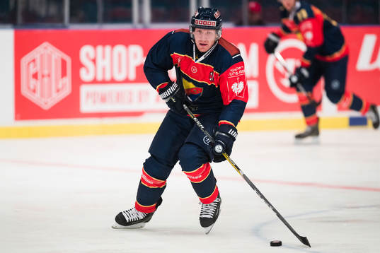 Djurgårdens Henrik Eriksson med pucken