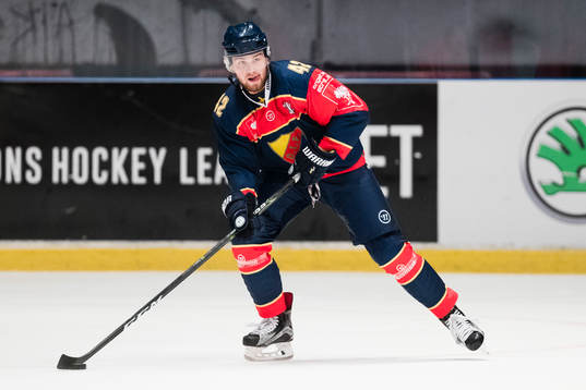 Djurgårdens Robin Press med pucken