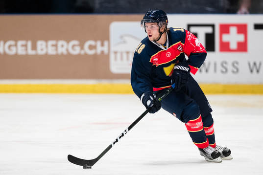 Djurgårdens Juuso Ikonen med pucken