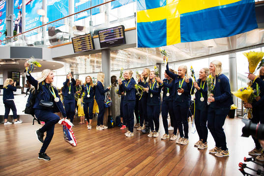 Det svenska OS-damlandslaget i fotboll jublar när de