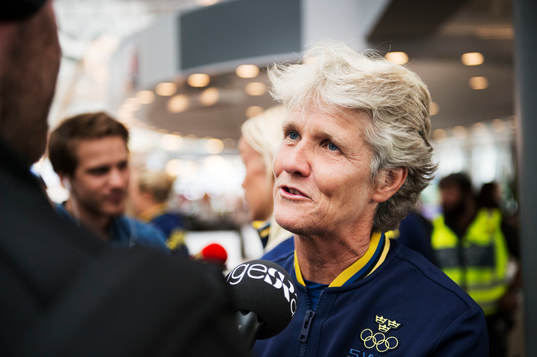 Förbundskapten Pia Sundhage pratar med Sveriges Radio när