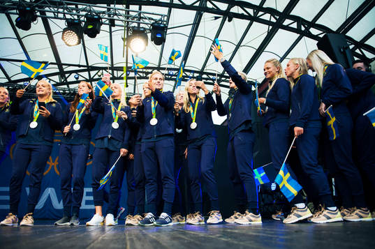 Det svenska damlandslaget i fotboll dansar på scenen när