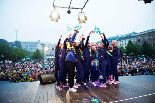 Det svenska damlandslaget i fotboll tar en selfie framför