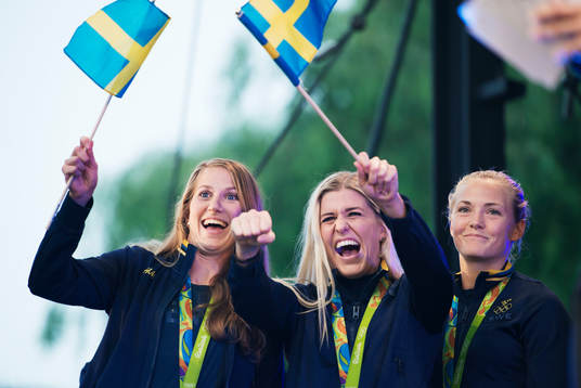 Emma Berglund, Olivia Schough och Magdalena Eriksson jublar
