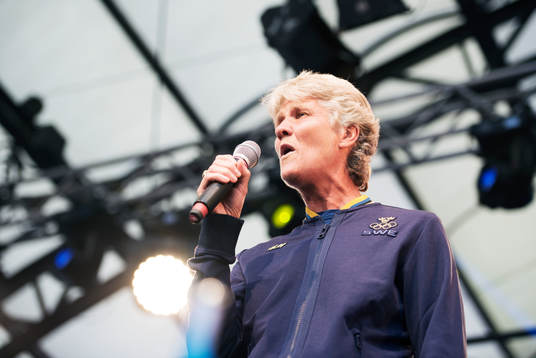 Förbundskapten Pia Sundhage sjunger när de svenska