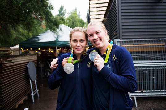 Lisa Dahlkvist och Hedvig Lindahl visar upp sina