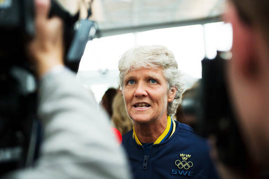 Förbundskapten Pia Sundhage pratar med media när de
