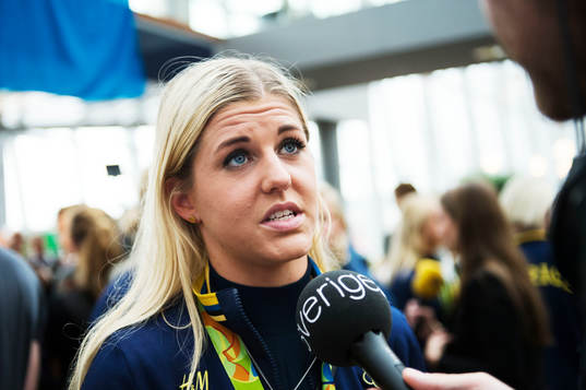 Olivia Schough pratar med media när de svenska