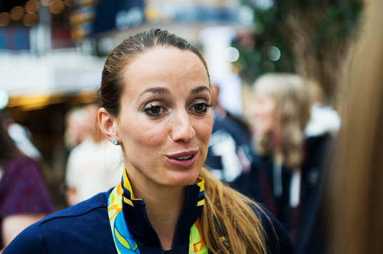 Kosovare Asllani pratar med media när de svenska