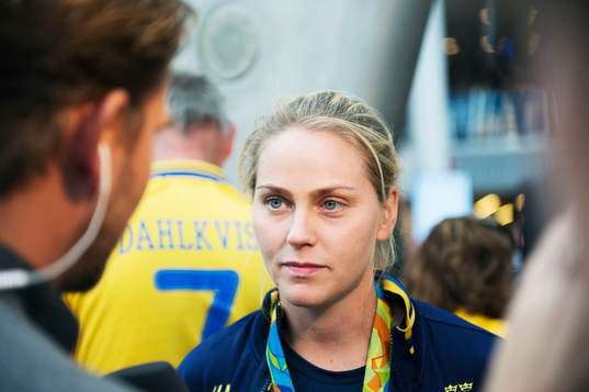 Lisa Dahlkvist pratar med media när de svenska