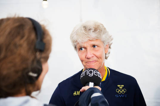 Förbundskapten Pia Sundhage pratar med Sveriges Radio när