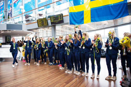 Det svenska damlandslaget i fotboll jublar när de svenska