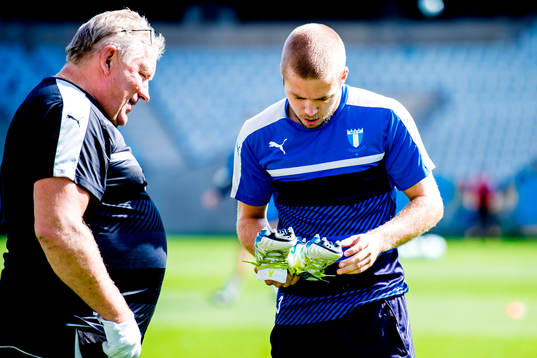 Malmö FFs Anton Tinnerholm får tillbaka sina skor med nya