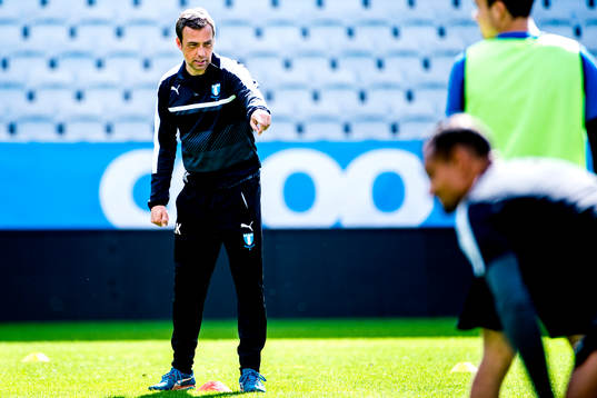 Malmö FFs tränare Allan Kuhn instruerar spelarna