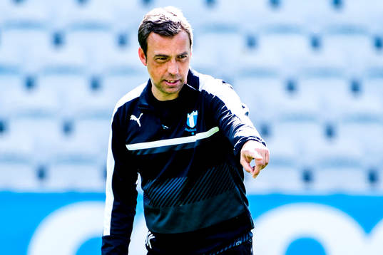 Malmö FFs tränare Allan Kuhn instruerar spelarna