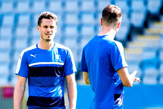 Malmö FFs Markus Rosenberg i diskussion med lagkamrat