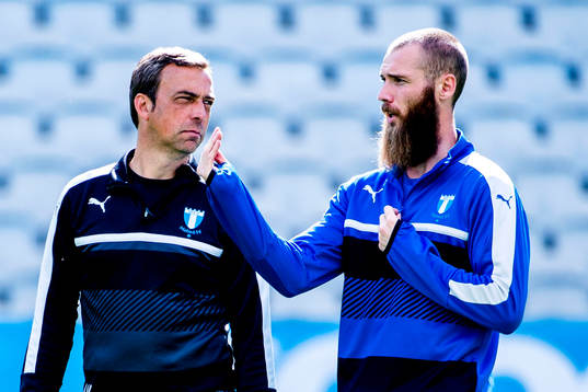 Malmö FFs tränare Allan Kuhn i diskussion med Jo Inge