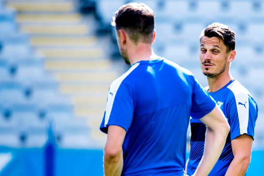Malmö FFs Markus Rosenberg i samtal med lagkamrat
